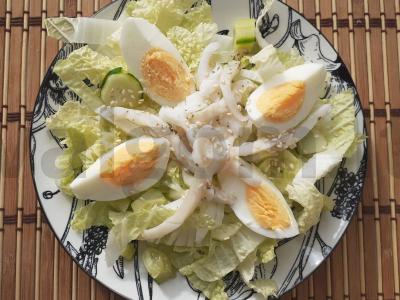 Salotos su kalmarų filė, Pekino kopūstu ir sezamu pagrindine nuotrauka