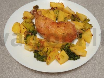 Vištienos šlaunelė, kepta su bulvėmis ir brokoliais pagrindine nuotrauka