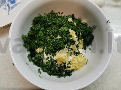 Salotas su rūkytomis vištienos krūtinėlėmis ir grybais Žingsnis 1