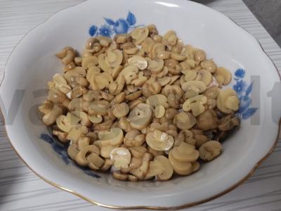 Salotas su rūkytomis vištienos krūtinėlėmis ir grybais Žingsnis 3