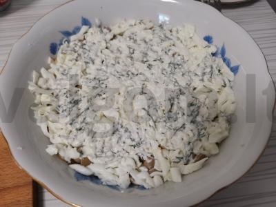 Salotas su rūkytomis vištienos krūtinėlėmis ir grybais Žingsnis 4