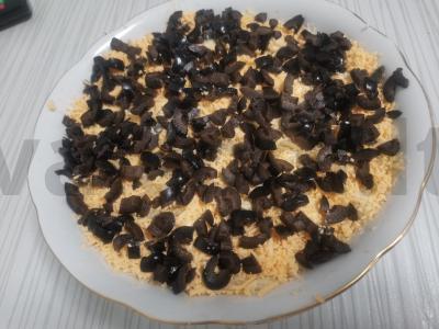 Salotas su rūkytomis vištienos krūtinėlėmis ir grybais Žingsnis 6