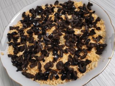 Salotas su rūkytomis vištienos krūtinėlėmis ir grybais pagrindine nuotrauka