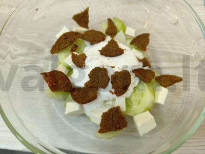 Lengvas salotas su skrudintais duoneliais Žingsnis 3