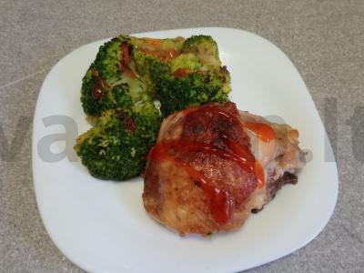 Vištienos šlaunelė mandarinų marinate, kepta su brokoliais pagrindine nuotrauka