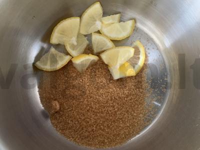 Jazminų žaliasis arbata su braškėmis, avietėmis, cukranendrių cukrumi ir citrina Žingsnis 2