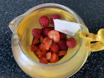 Jazminų žaliasis arbata su braškėmis, avietėmis, cukranendrių cukrumi ir citrina Žingsnis 4