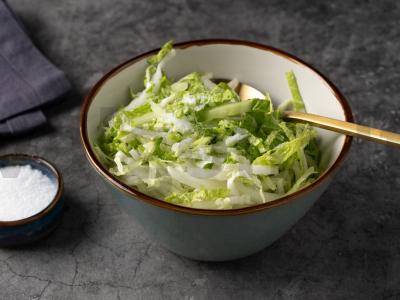 Salotas su kopūstu, agurku ir žaliu žirneliu Žingsnis 1