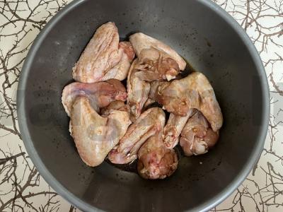 Vištienos sparneliai sojų-medaus padaže su bulvėmis Žingsnis 4