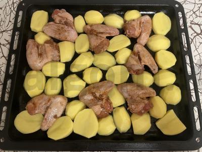 Vištienos sparneliai sojų-medaus padaže su bulvėmis Žingsnis 5