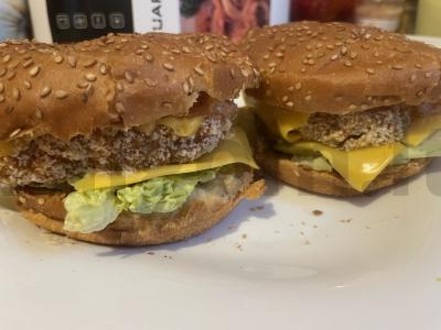 Sūrio burgeris su vištienos filė ir Pekino kopūstu pagrindine nuotrauka