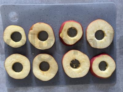 Obuoliai su cinamonu sluoksniuote tešloje Žingsnis 1