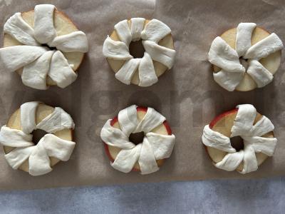 Obuoliai su cinamonu sluoksniuote tešloje Žingsnis 4