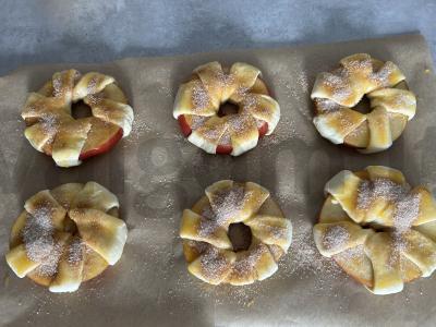 Obuoliai su cinamonu sluoksniuote tešloje Žingsnis 5