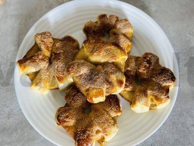 Obuoliai su cinamonu sluoksniuote tešloje pagrindine nuotrauka