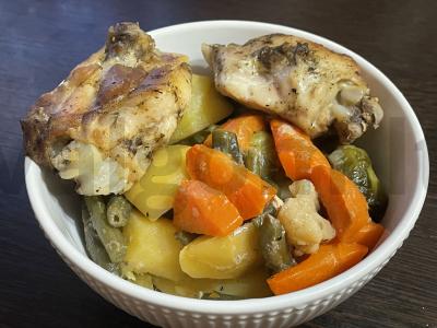 Vištiena su Briuselio kopūstais ir bulvėmis orkaitėje pagrindine nuotrauka