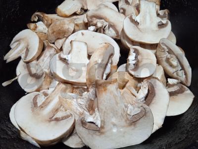 Kvinoja su pievagrybiais ir mocarela Žingsnis 1