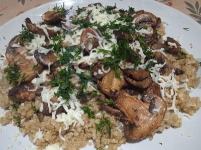 Kvinoja su pievagrybiais ir mocarela pagrindine nuotrauka