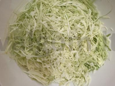 Salotos su jauna kopūstu ir rūkytomis dešromis Žingsnis 1