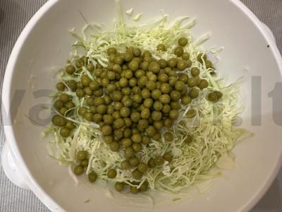 Salotos su jauna kopūstu ir rūkytomis dešromis Žingsnis 2