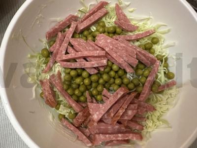 Salotos su jauna kopūstu ir rūkytomis dešromis Žingsnis 3