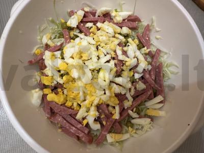 Salotos su jauna kopūstu ir rūkytomis dešromis Žingsnis 4