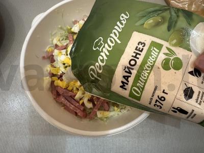 Salotos su jauna kopūstu ir rūkytomis dešromis Žingsnis 5