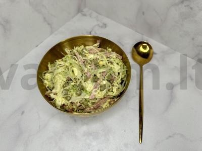 Salotos su jauna kopūstu ir rūkytomis dešromis pagrindine nuotrauka