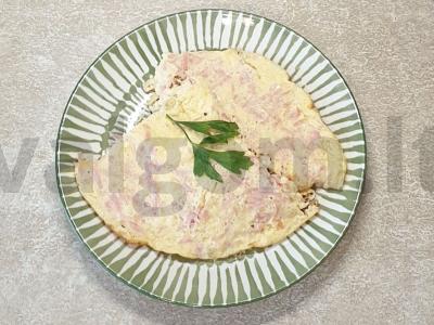 Švelnus omletas su virta dešra pagrindine nuotrauka