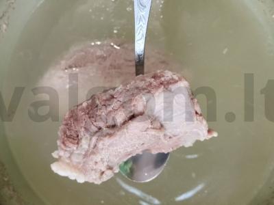 Skani barščiai ant kiaulienos sultinio su raugintais kopūstais Žingsnis 1