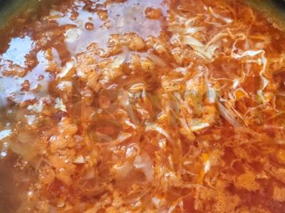 Skani barščiai ant kiaulienos sultinio su raugintais kopūstais pagrindine nuotrauka