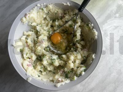 Pyragas su bulvių koše, šonine ir žaliuosius svogūnais Žingsnis 3