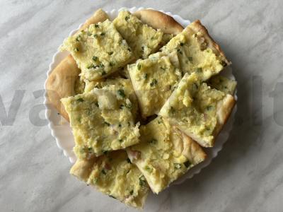 Pyragas su bulvių koše, šonine ir žaliuosius svogūnais pagrindine nuotrauka