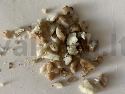 Pieninė manų košė su graikiniais riešutais ir chalva Žingsnis 1