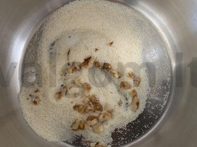 Pieninė manų košė su graikiniais riešutais ir chalva Žingsnis 2