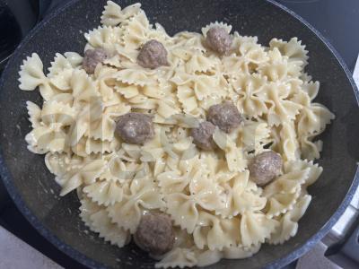 Farfalle makaronai su mėsos kukuliais sūrio padaže Žingsnis 4