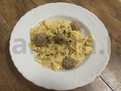 Farfalle makaronai su mėsos kukuliais sūrio padaže pagrindine nuotrauka