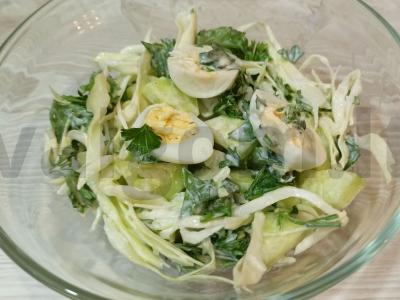 Žalias salotas su putpelių kiaušiniais pagrindine nuotrauka