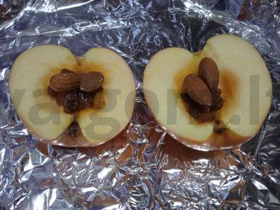 Obuoliai, kepti su razinomis ir migdolais Žingsnis 5