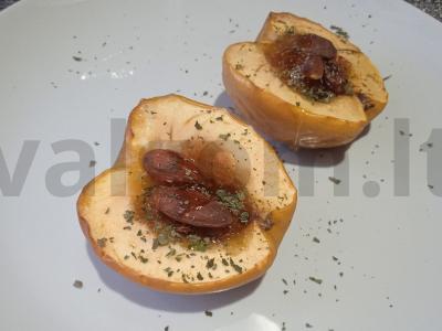 Obuoliai, kepti su razinomis ir migdolais pagrindine nuotrauka