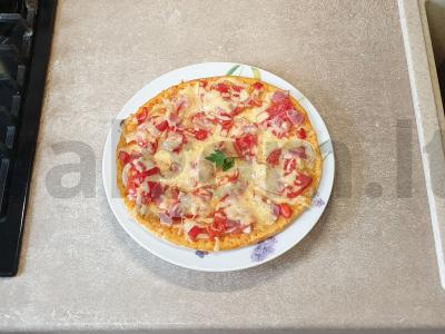 Namų pica su sūriu ir bekonu pagrindine nuotrauka