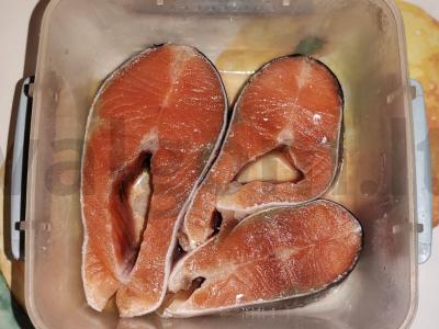 Švelniausias silpnai sūdyto lašišos filė su laimo sultimis ant bageto gabaliukų su sviestu Žingsnis 4