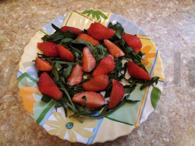 Rukolos salotos su braškėmis ir sūriu Žingsnis 2