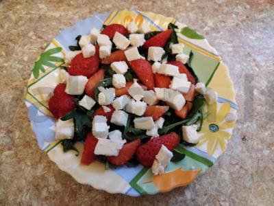 Rukolos salotos su braškėmis ir sūriu Žingsnis 3