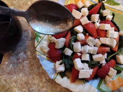 Rukolos salotos su braškėmis ir sūriu Žingsnis 4