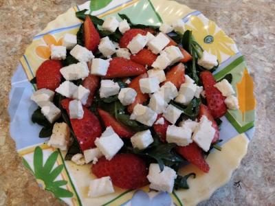 Rukolos salotos su braškėmis ir sūriu pagrindine nuotrauka