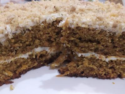 Morkų tortas su graikiniais riešutais ir varškės sūriu pagrindine nuotrauka