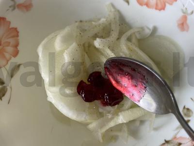 Marinuoti svogūnai su spanguolių padažu Žingsnis 4