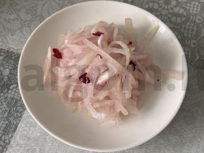 Marinuoti svogūnai su spanguolių padažu pagrindine nuotrauka