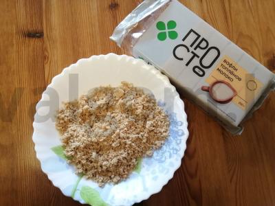 Vafliniai saldainiai su riešutais ir razinomis Žingsnis 1